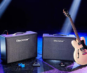 zwei Combo-Amps der Blackstar Artist Series auf der Bühne neben einer Hollowbody-E-Gitarre