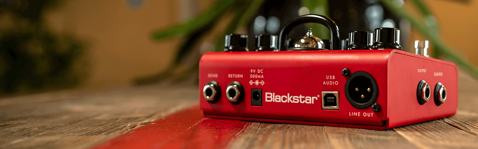 Schrägansicht eines roten Blackstar-Pedals